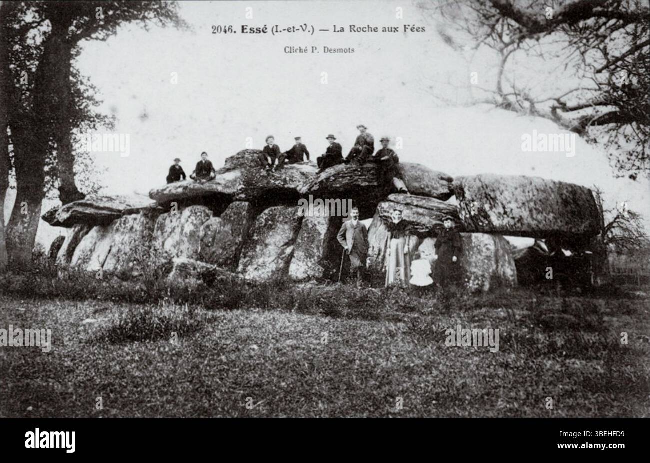 Cette carte postale datant des environs de 1910 représente la Roche-aux-fées, célèbre site mégalithique en France. Il met en valeur les grandes formations de pierre qui remontent à la préhistoire, souvent associées à des légendes locales. Banque D'Images