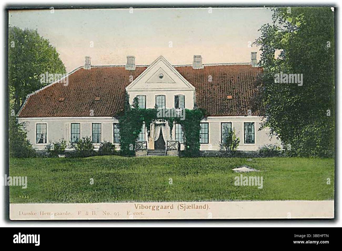 'Viborggaard' est une propriété située dans Herlufmagle, Sjælland, Danemark, circa 1900. Cette image présente l'architecture du domaine et le paysage environnant, donnant un aperçu des domaines ruraux danois de l'époque. Banque D'Images