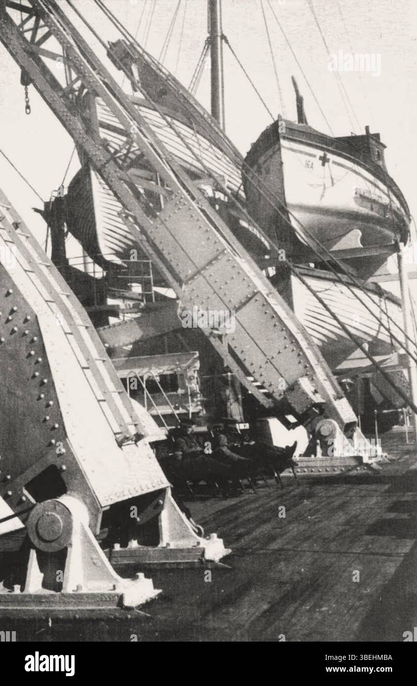 Cette photographie représente les canots de sauvetage à bord du HMHS Britannic, navire jumeau du Titanic, entre 1915 et 1916. Le Britannic a été utilisé comme navire-hôpital pendant la première Guerre mondiale et a subi d'importantes modifications à des fins médicales. Banque D'Images