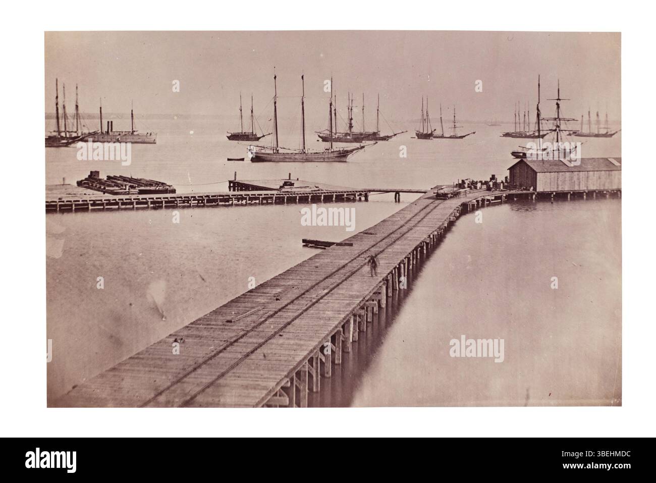 Une photographie d'Andrew Joseph Russell montrant Magazine Wharf à City point, Virginie, en janvier 1865. L'image illustre un site militaire essentiel utilisé pour stocker des fournitures et des munitions pendant les dernières étapes de la guerre civile. Banque D'Images