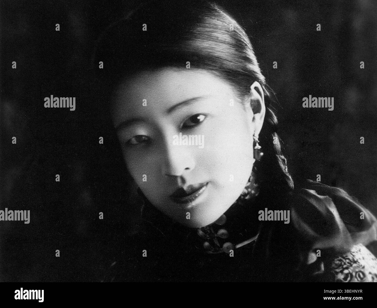 Cette photographie montre Wanrong, impératrice de Chine, prise entre 1924 et 1934, probablement au Mandchoukouo. L'image représente les dernières années de sa vie en tant qu'impératrice au cours d'une période turbulente de l'histoire chinoise, mettant en valeur sa présence royale et sa signification historique. Banque D'Images