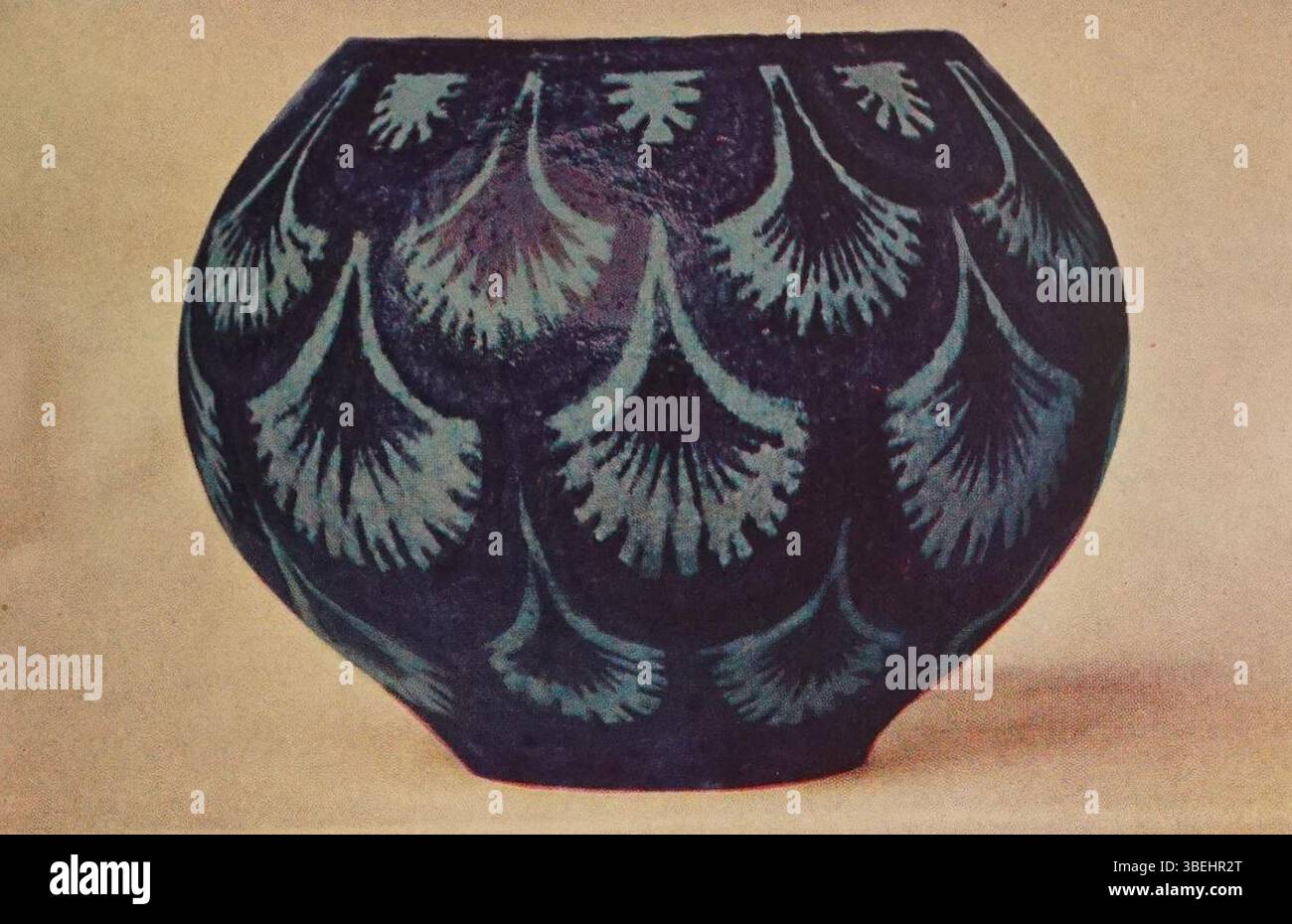 Les œuvres céramiques de Félix Massoul, présentées dans le numéro de novembre 1927 de Creative Art, mettent en lumière son approche distincte du design céramique et de la sculpture, en mettant l’accent sur la texture, la forme et l’expression artistique. Banque D'Images