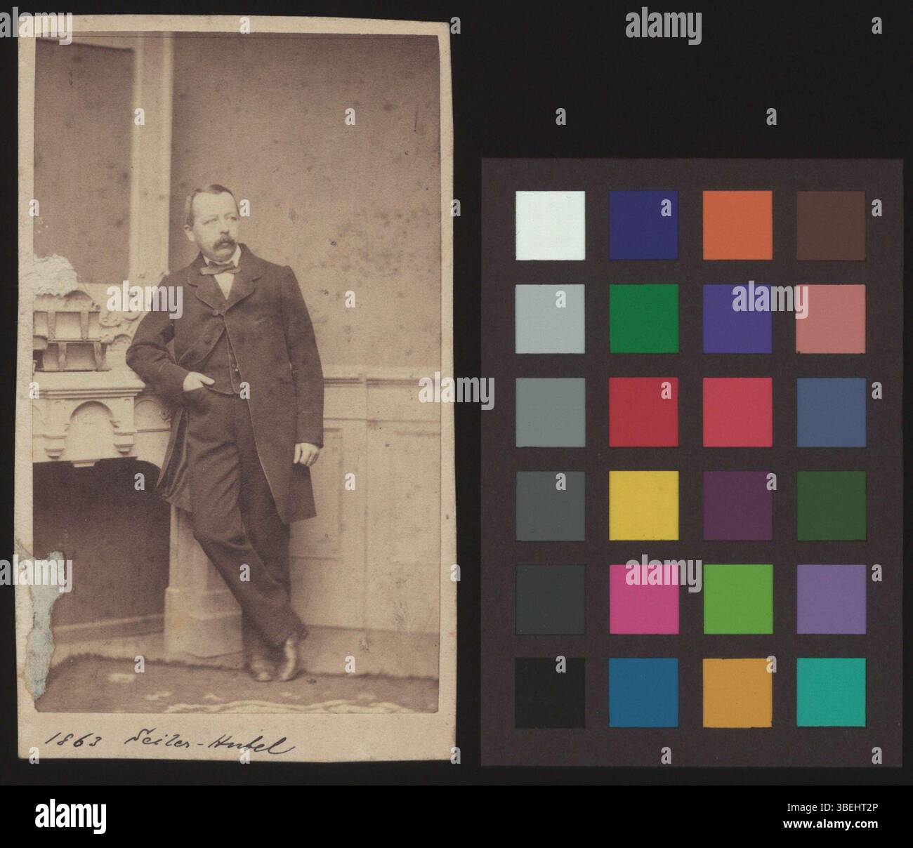 Cette photographie de carte de cabinet en noir et blanc datant d'environ 1863 représente Carl Seiler-Hubel. Le style formel capture la ressemblance de Seiler-Hubel dans un format photographique traditionnel du XIXe siècle. Banque D'Images