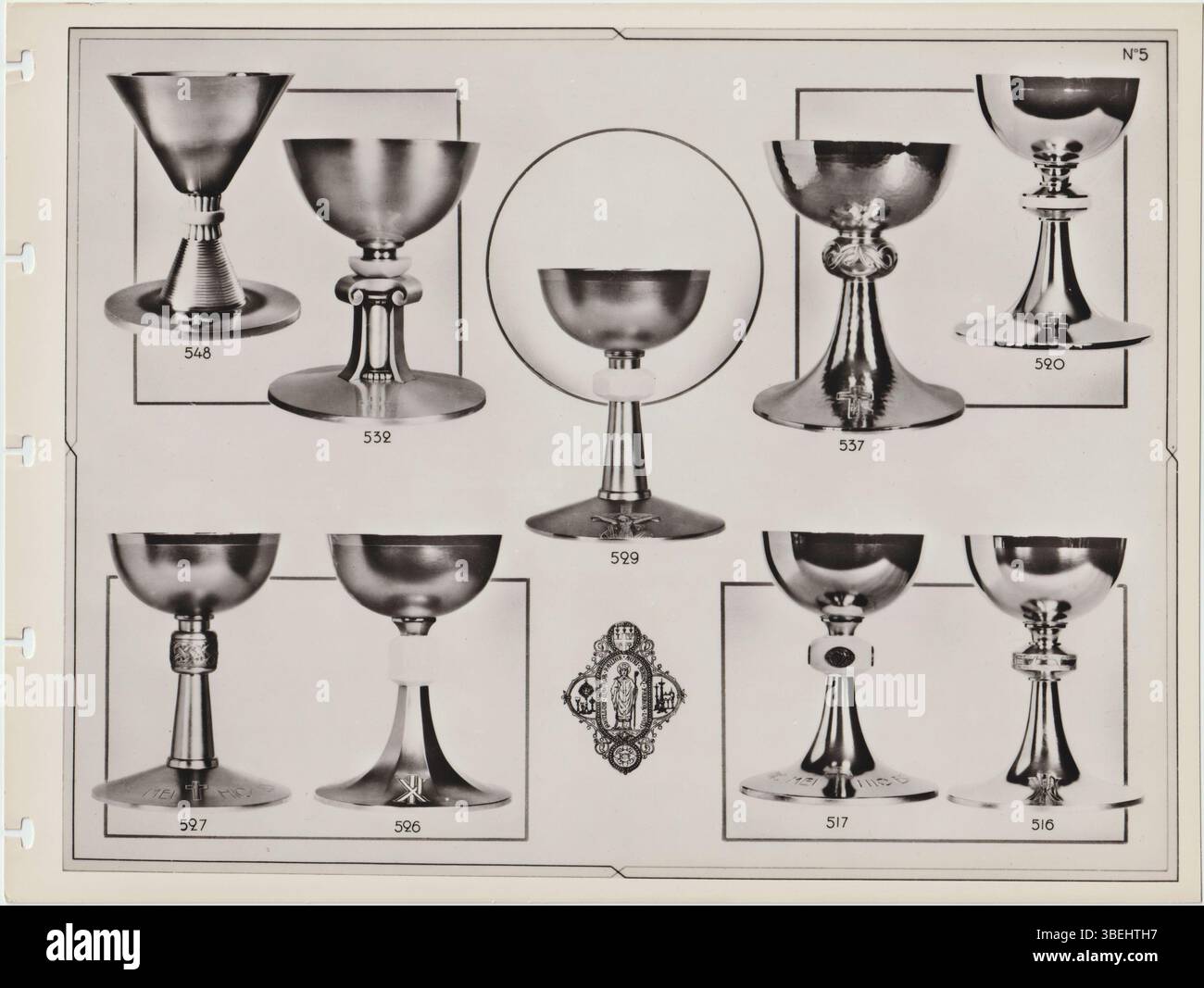 Cette page du catalogue 1935 présente une sélection de bronzes produits par Charles Favier & Cie, en se concentrant sur leur design complexe et leur savoir-faire. Les œuvres de Favier illustrent l’art de la sculpture métallique, avec des formes détaillées et élégantes. Banque D'Images