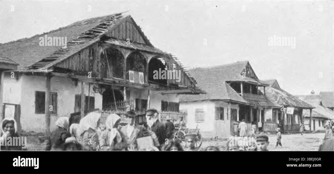 Cette image présente une vue des maisons en bois sur la place du marché d'une ville de Podolie, en Ukraine, prise avant 1916. La scène capture l'architecture typique et la disposition d'une petite ville d'Europe de l'est au cours de la période. Banque D'Images