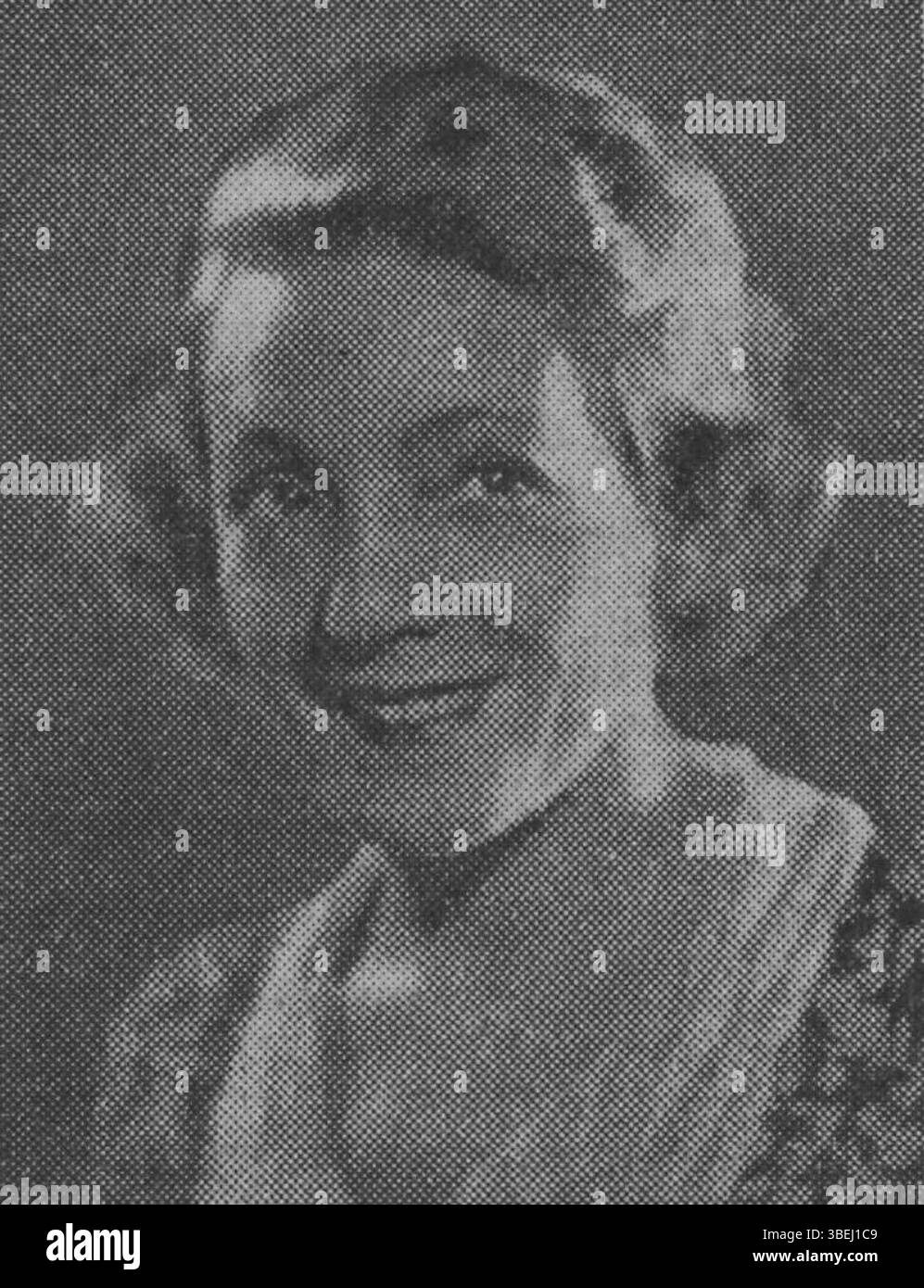 La photographie de Clara Bizou, capturée par F. Strowski et publiée à Paris-soir le 29 décembre 1936, met en scène l'actrice au théâtre du Grand-Guignol. L'image résume l'atmosphère dramatique du célèbre théâtre parisien connu pour ses spectacles d'horreur et de suspense. Banque D'Images