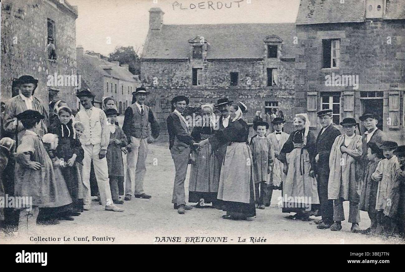 Cette carte postale d'environ 1900 montre des habitants de Ploërdut dansant le ridée, une danse traditionnelle bretonne, dans le village de le Cunf (Pontivy), en France. L'image capture un moment culturel dans la France rurale. Banque D'Images