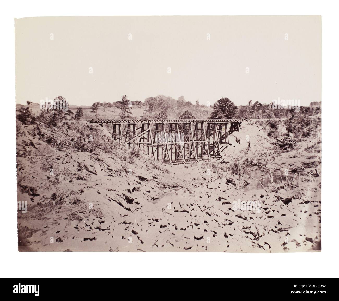 Cette photographie d'Andrew Joseph Russell représente le travail de tréteaux confédérés sur le chemin de fer Southside en Virginie pendant la guerre de Sécession, entre 1861 et 1865. L'image capture l'infrastructure de guerre de l'armée confédérée. Banque D'Images