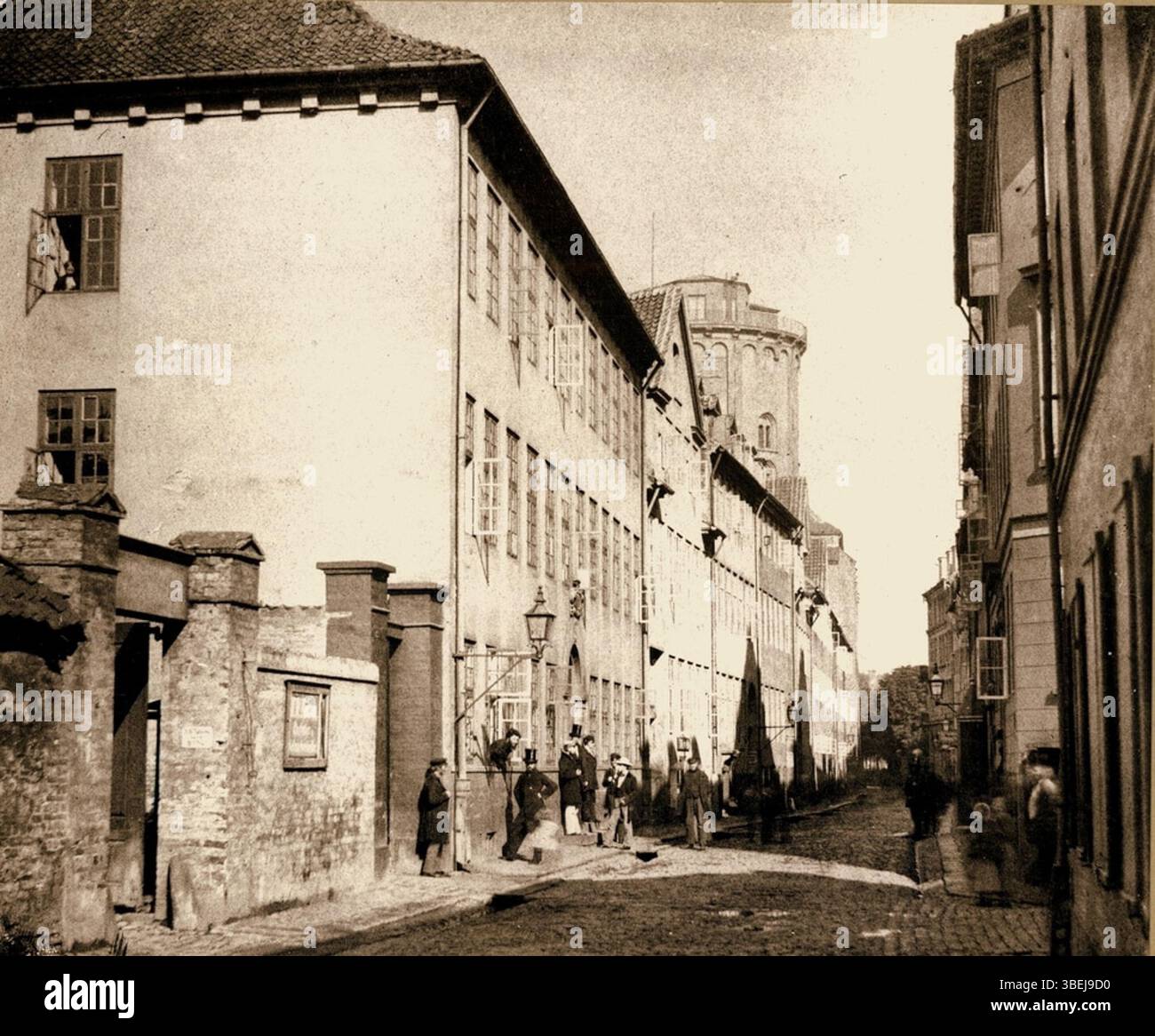 Cette photo d'August Wilhelm Kirchhoff, probablement prise en juin 1862, montre des étudiants devant Borchs Kollegium sur le Store Kannikestræde à Copenhague. L'observatoire de Rundetårn, déplacé en 1861, est visible en arrière-plan. Banque D'Images
