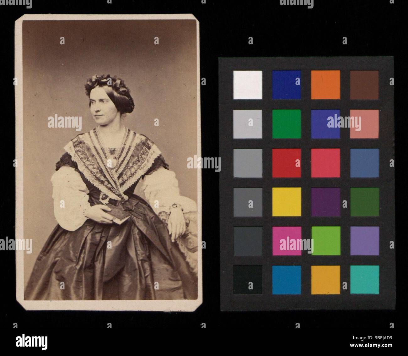 Cette photographie en noir et blanc datant de 1863 à 1906 représente Margarethe Riggenbach-Stehlin, capturée dans une tenue formelle typique de l'époque. L'image est montée sur carton et reflète le style portrait de la fin du XIXe siècle. Banque D'Images