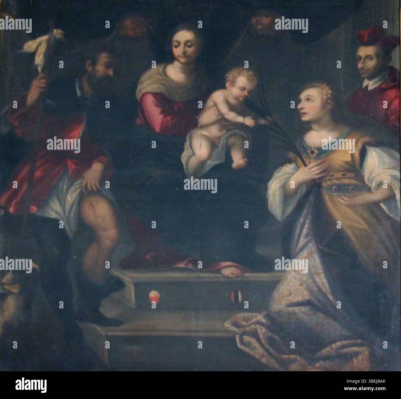 Ce retable d'Alessandro Maganza, représentant la Vierge et l'enfant avec des saints, est situé dans l'Oratoire de San Rocco à Padoue. Il représente religieux de la Renaissance tardive compris Banque D'Images