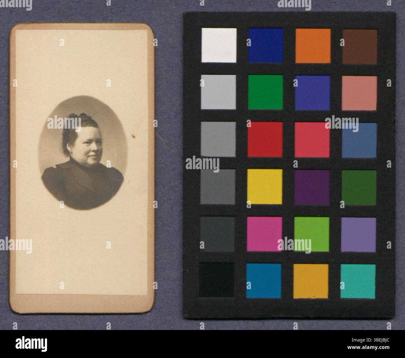 Cette photographie de Maria Grunauer, prise entre 1880 et 1900, est montée sur carton et présentée en noir et blanc. Il offre un aperçu du style et des techniques utilisés en photographie de portrait au tournant du XXe siècle. Banque D'Images
