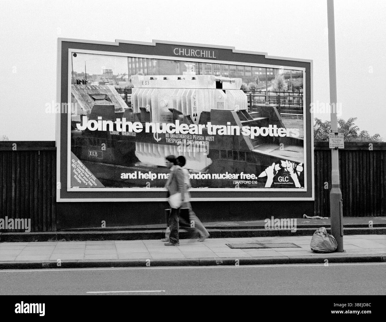 Une affiche du GLC « aide à rendre Londres libre du nucléaire » dans une rue de Londres. L'affiche, l'une des quatre photographies de Martin Bond de trains à flasques nucléaires à Londres, a été produite en 1983 par le GLC pour coïncider avec l'enquête publique Sizewell 'B'. Banque D'Images