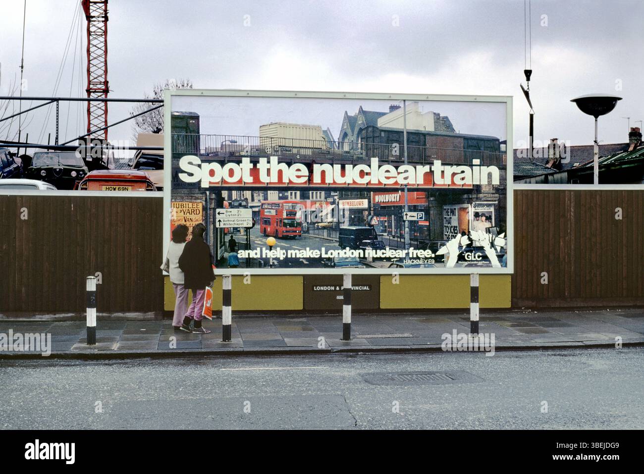 Affiche montrant une fiole de combustible nucléaire traversant Mare St, Hackney. Les affiches ont été produites par le GLC en 1983 lors de l'enquête Sizewell B pour souligner les dangers du transport de matières nucléaires à travers Londres. Affiche photo de Martin Bond. Lieu : acre Lane, Brixton Banque D'Images