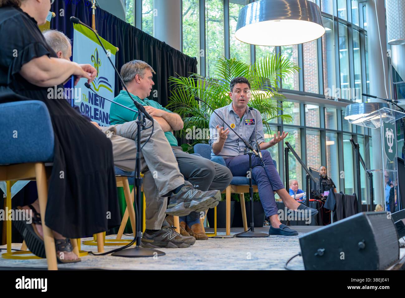 New Orleans, LOUISIANE, États-Unis - 29 mars 2025 : vue latérale des panélistes Jonathan Alter, Jonathan Martin, Tim Miller et Stephanie Grace alors qu'ils discutent du paysage politique américain au New Orleans Book Festival dans le Marshall Family Commons/Goldring/Woldenberg Business Complex à l'Université de Tulane Banque D'Images