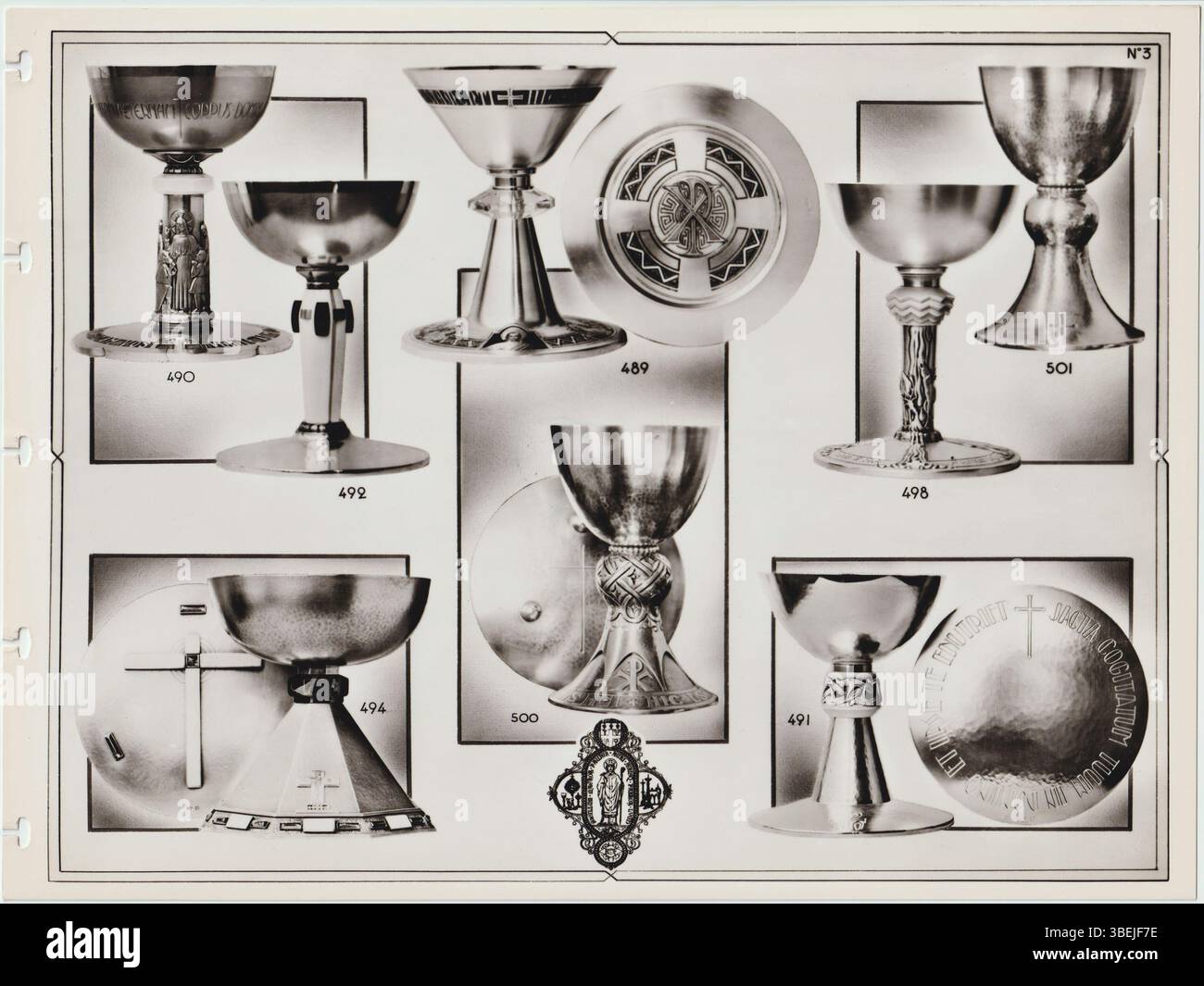 Cette page catalogue, planche 03, présente plusieurs œuvres en bronze de Charles Favier, mettant en valeur sa technique magistrale et les formes élégantes des sculptures. La page reflète la fine métallurgie et la vision artistique de Favier, designer français de premier plan dans les années 1930 Banque D'Images