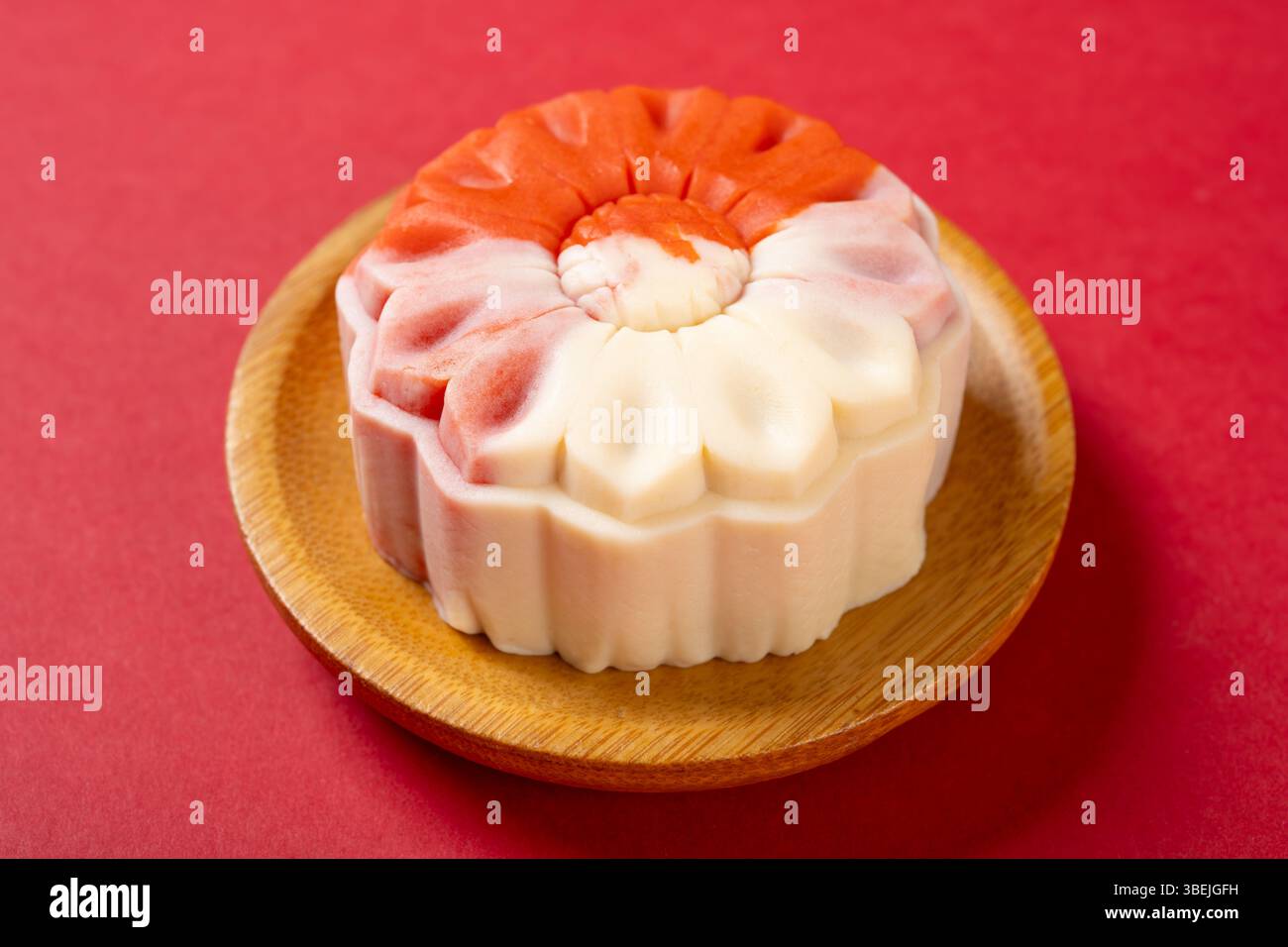vue d'angle forme de fleur blanc et rouge mooncake sur rouge Banque D'Images