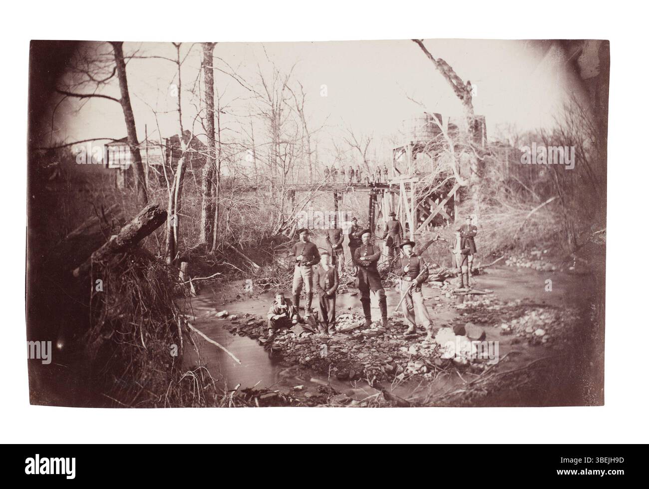 Cette photographie, attribuée à Andrew Joseph Russell, montre des soldats dans un ruisseau sous le pont ferroviaire d'Orange et Alexandria pendant la guerre de Sécession, entre 1861 et 1865. Banque D'Images