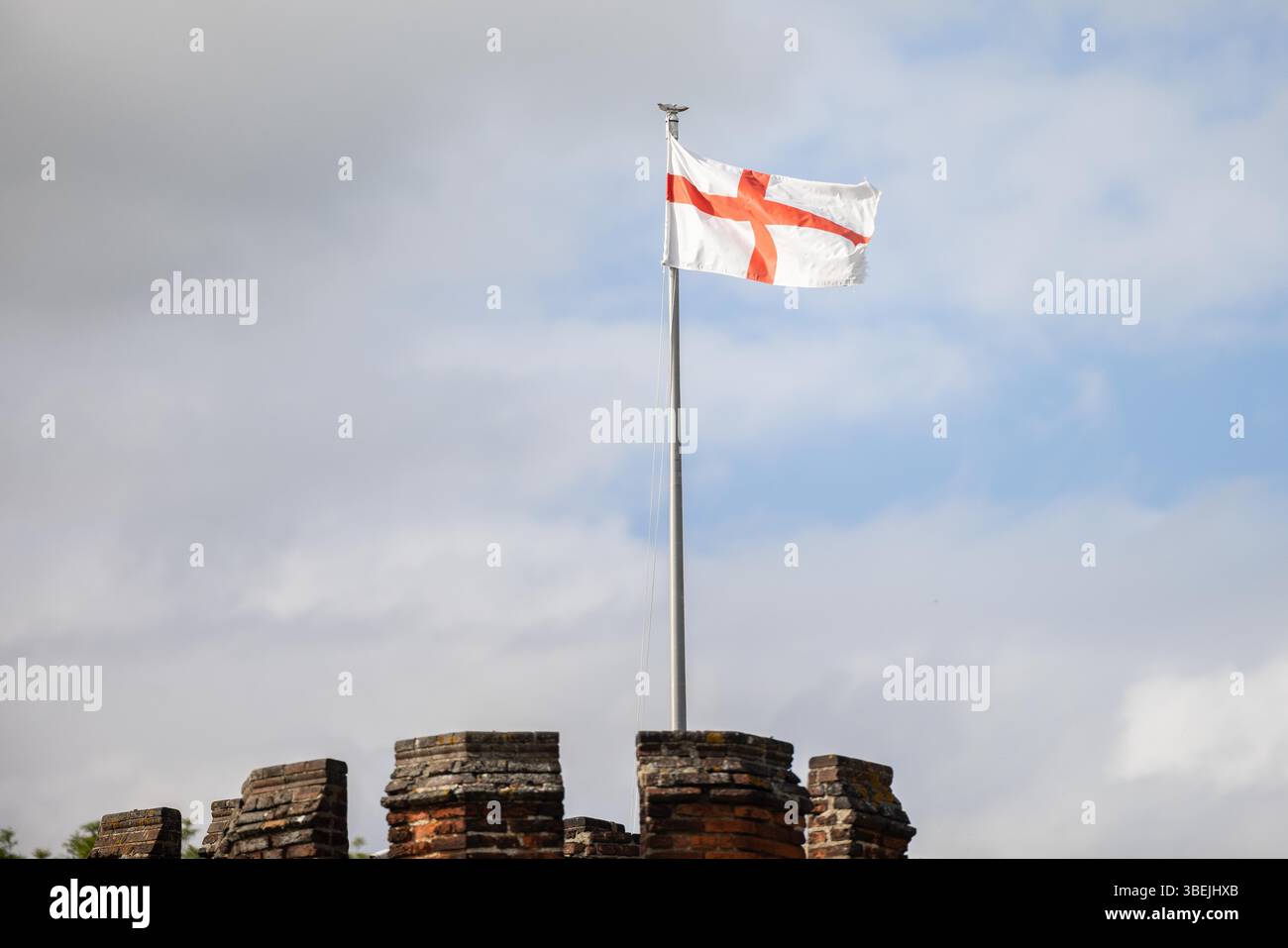 Drapeau national de l'Angleterre, la croix de Saint George volant sur la tourelle de la demeure ancestrale Banque D'Images