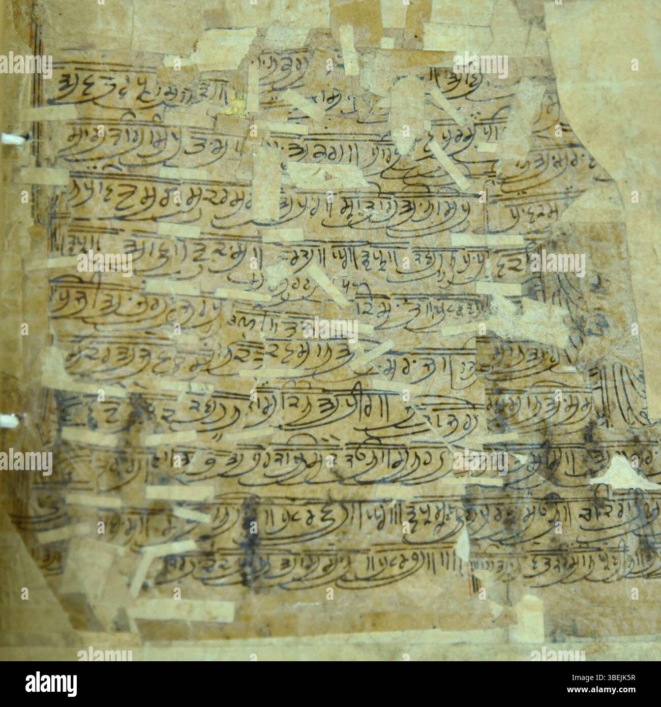 Ce folio, attribué à Guru Gobind Singh, contient des hymnes du Guru Granth Sahib. Le manuscrit est dit être écrit dans la propre écriture du Guru et fait partie d'une collection privée de Sindhi, qui aurait été donnée à une famille chargée de répandre le sikhisme dans le Sindh. Banque D'Images