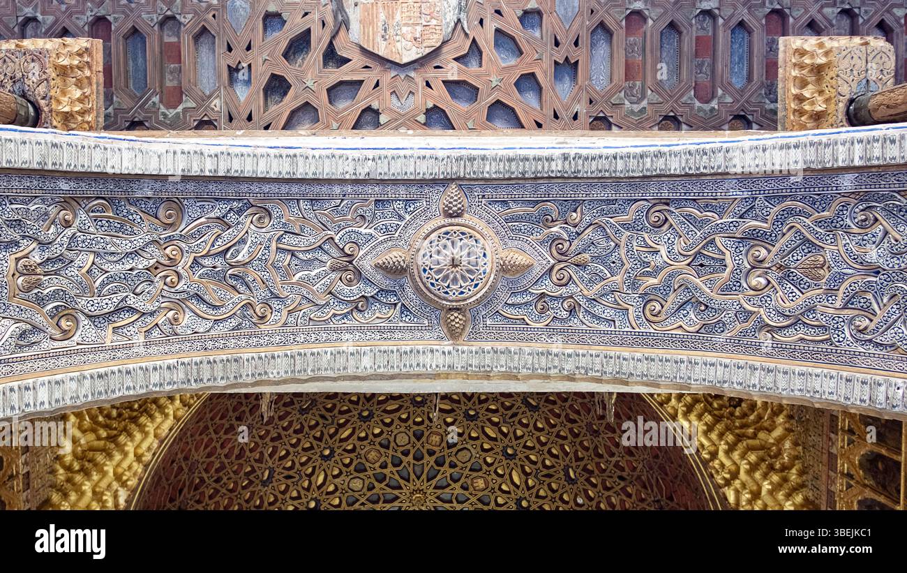 Arche avec motifs arabesques d'inspiration islamique, motifs végétaux entrelacés et sculpture géométrique dans la pierre et le stuc, partie du palais royal de Séville Banque D'Images