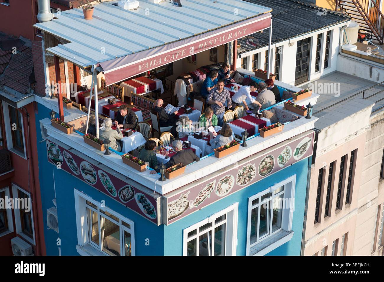 Turquie, Istanbul, restaurant sur le toit dans l'hôtel/quartier historique de Sultanahmet. Banque D'Images