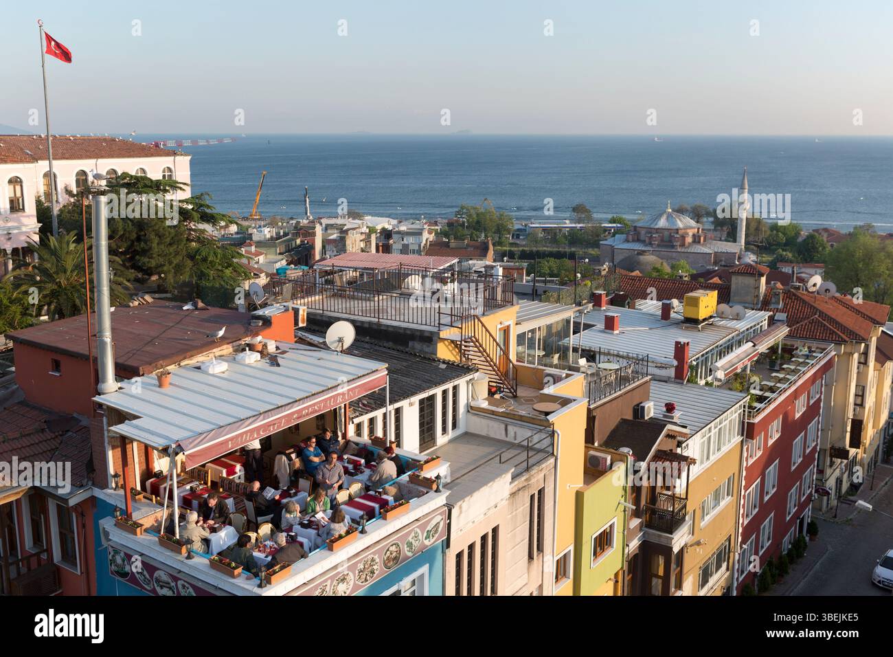 Turquie, Istanbul, restaurant sur le toit dans l'hôtel/quartier historique de Sultanahmet. Banque D'Images