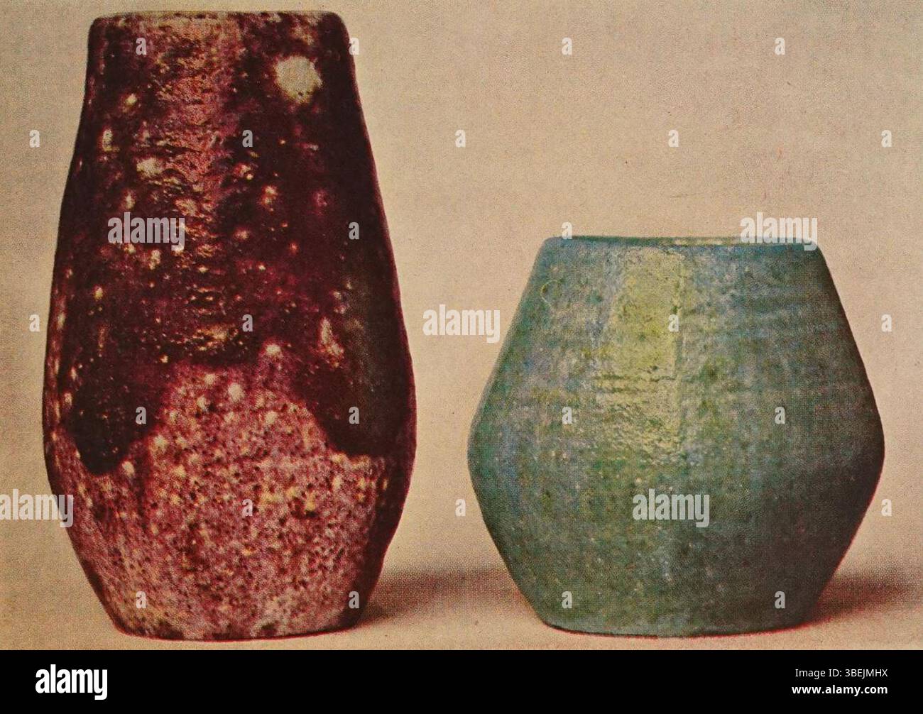 Les céramiques de Félix Massoul, présentées dans le numéro de novembre 1927 de Creative Art, mettent en lumière son travail innovant dans l’art céramique, en mettant l’accent sur la forme et la texture dans son exploration artistique. Banque D'Images