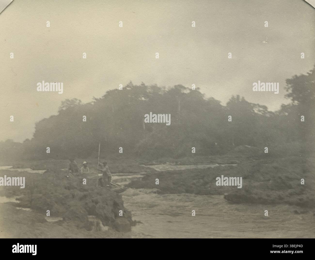Cette image montre la cascade Pikien-soela dans la rivière Lawa, située à Marowijne, Suriname. La photographie capture la beauté naturelle saisissante de la cascade, mettant en valeur le paysage et la rivière. Banque D'Images Cette image montre la cascade Pikien-soela dans la rivière Lawa, située à Marowijne, Suriname. La photographie capture la beauté naturelle saisissante de la cascade, mettant en valeur le paysage et la rivière. Banque D'Images