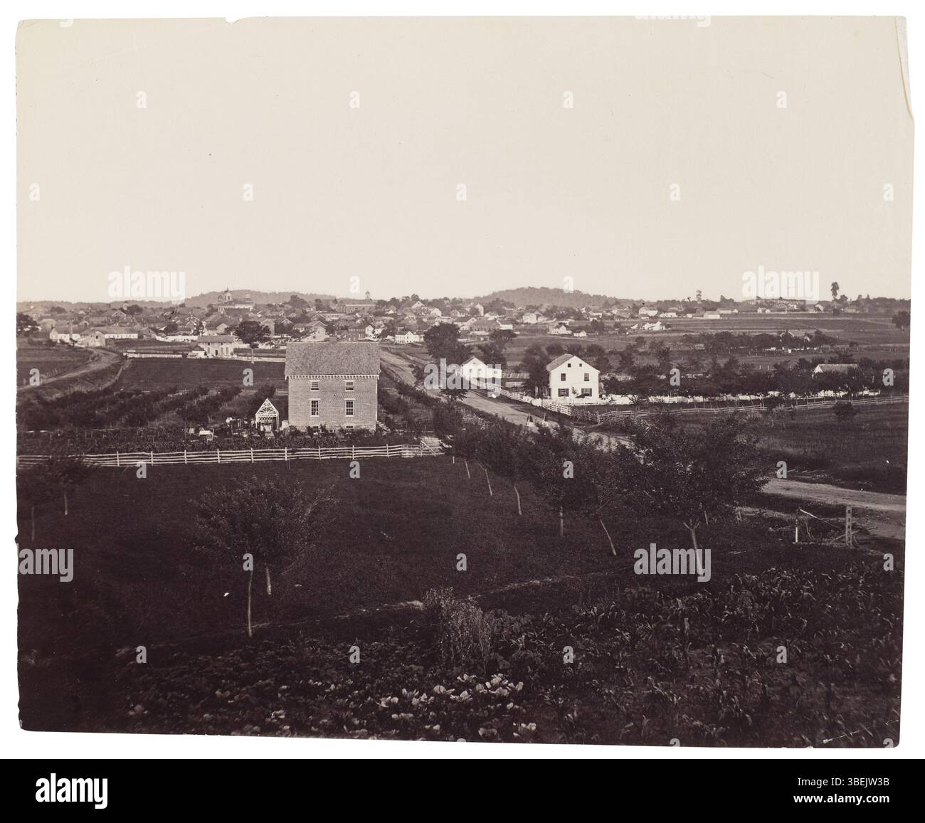 Cette photographie de 1863 capture une vue de Gettysburg depuis l'Ouest, prise pendant la guerre de Sécession. Il offre une perspective historique sur la ville avant la célèbre bataille de Gettysburg. Banque D'Images