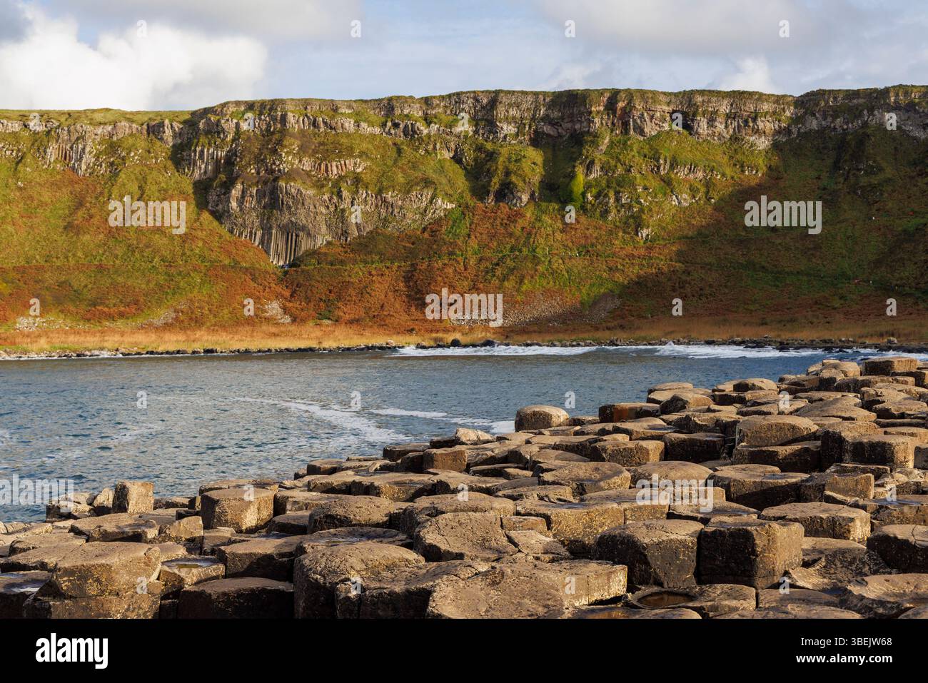 Falaises de Port Noffer depuis la chaussée des géants, dans le comté de Washington. Antrim, Irlande Banque D'Images