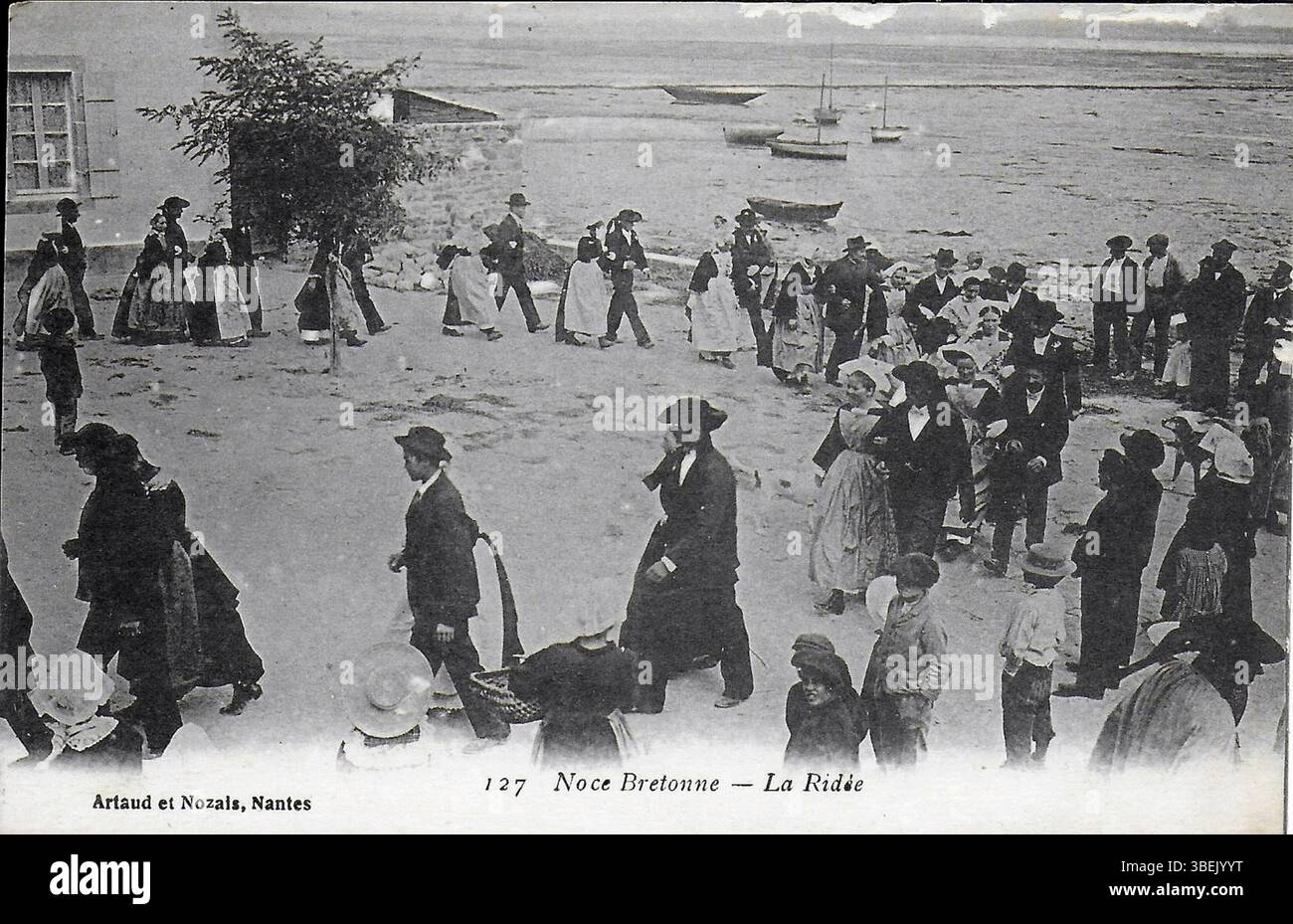 La 'Ridée Dance' à Pluneret, photographiée par Artaud et Nozais vers 1920, capture une danse traditionnelle bretonne. Cette image, prise dans la ville de Pluneret, illustre la richesse culturelle de la région et ses traditions folkloriques, en particulier dans le contexte des années 1920 Banque D'Images