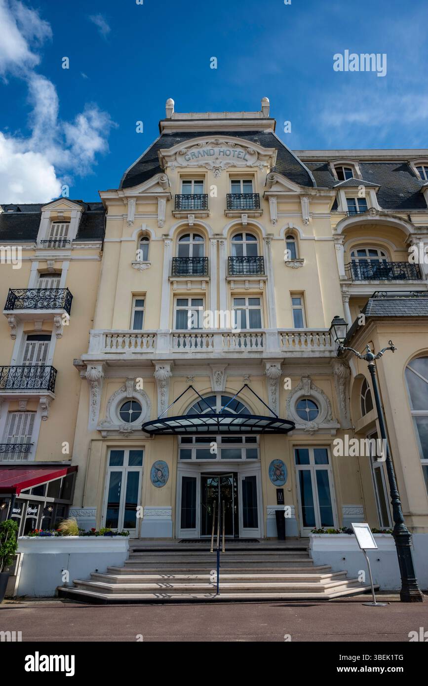 Le Grand Hôtel sur le front de mer, Cabourg, Calvados, Normandie, France Banque D'Images