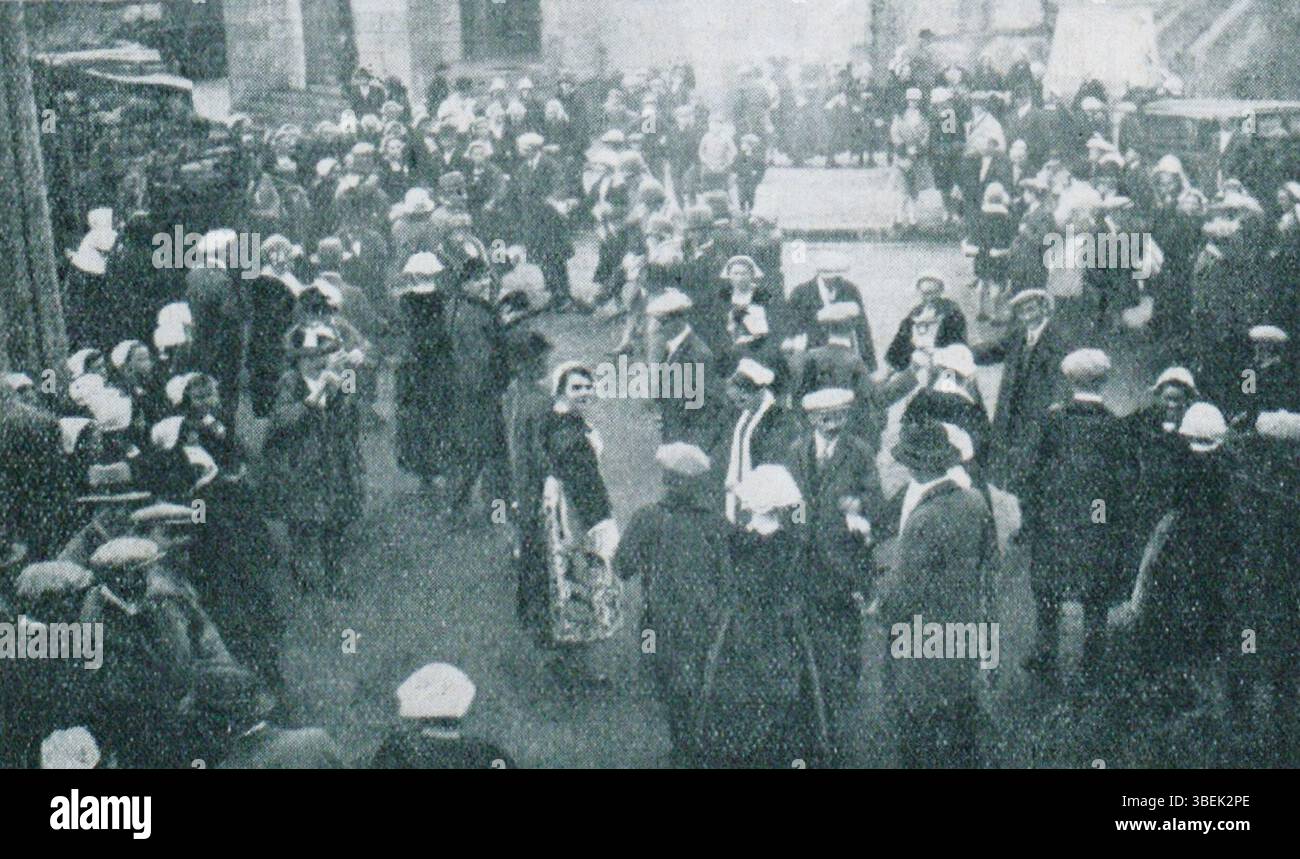 Un article de 1928 de 'le Nouvelliste du Morbihan' couvrant les danses bretonnes lors d'un mariage à Kerfourn, Pluméliau. L’article souligne l’importance de la danse traditionnelle bretonne, dont le ridée et la gavotte. Banque D'Images