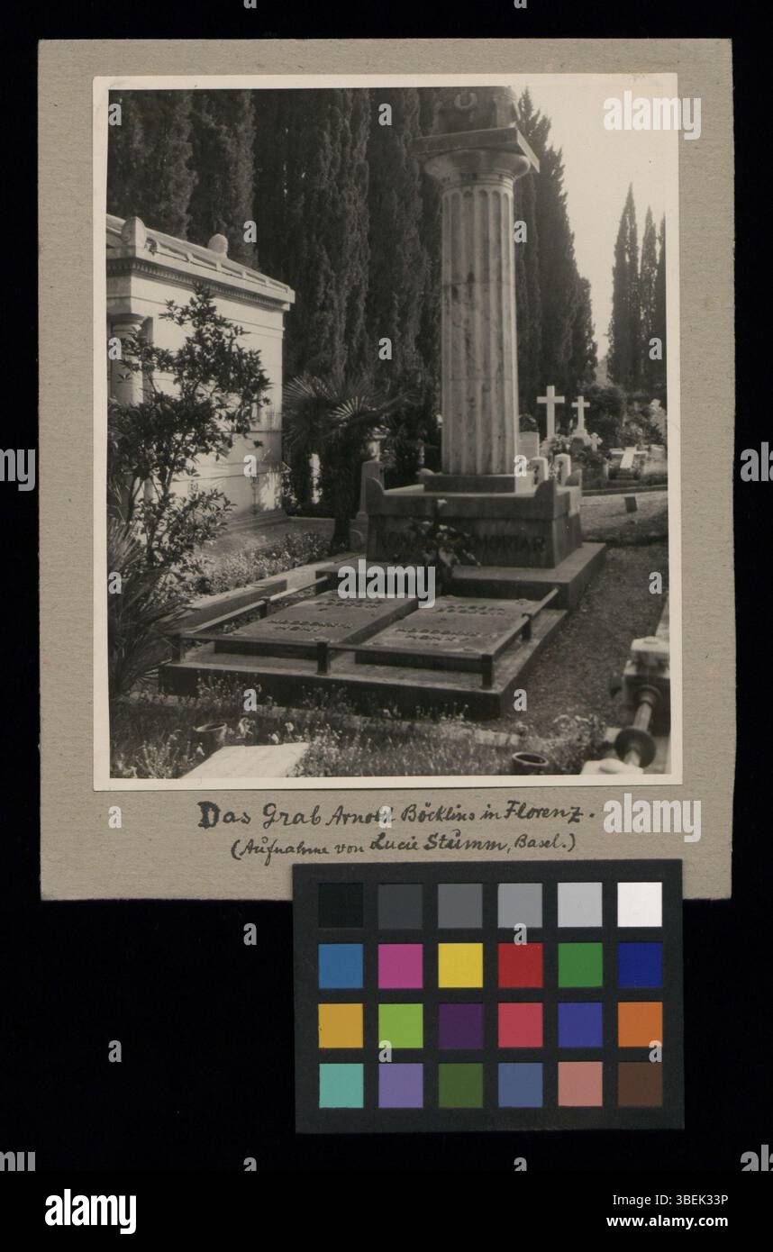 Cette photographie d'environ 1901 représente la tombe d'Arnold Böcklin à Florence. L'image en noir et blanc capture le site commémoratif, offrant un aperçu de l'héritage de l'artiste et de son dernier lieu de repos en Italie. Banque D'Images