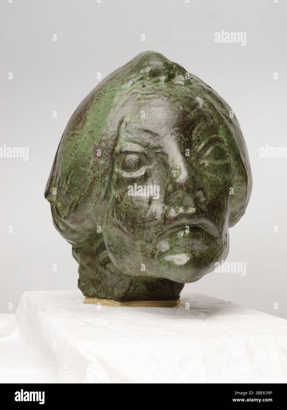 'Sphinx' (1910) de Peter David Edström présente une interprétation sculpturale de l'emblématique sphinx égyptien. La pièce reflète l'exploration des formes classiques par Edström, mêlant des éléments de la sculpture antique à des techniques modernes dans une approche artistique unique. Banque D'Images