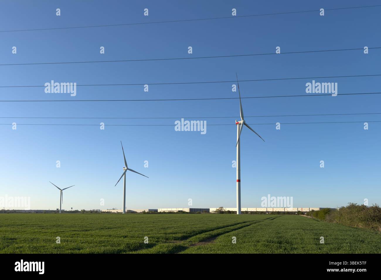 12.04.2025, Allemagne, Brême, Brême, - éoliennes devant une zone industrielle. 00A250412D001CAROEX.JPG [AUTORISATION DU MODÈLE : NON APPLICABLE, PROPRIÉTÉ Banque D'Images 12.04.2025, Allemagne, Brême, Brême, - éoliennes devant une zone industrielle. 00A250412D001CAROEX.JPG [AUTORISATION DU MODÈLE : NON APPLICABLE, PROPRIÉTÉ Banque D'Images