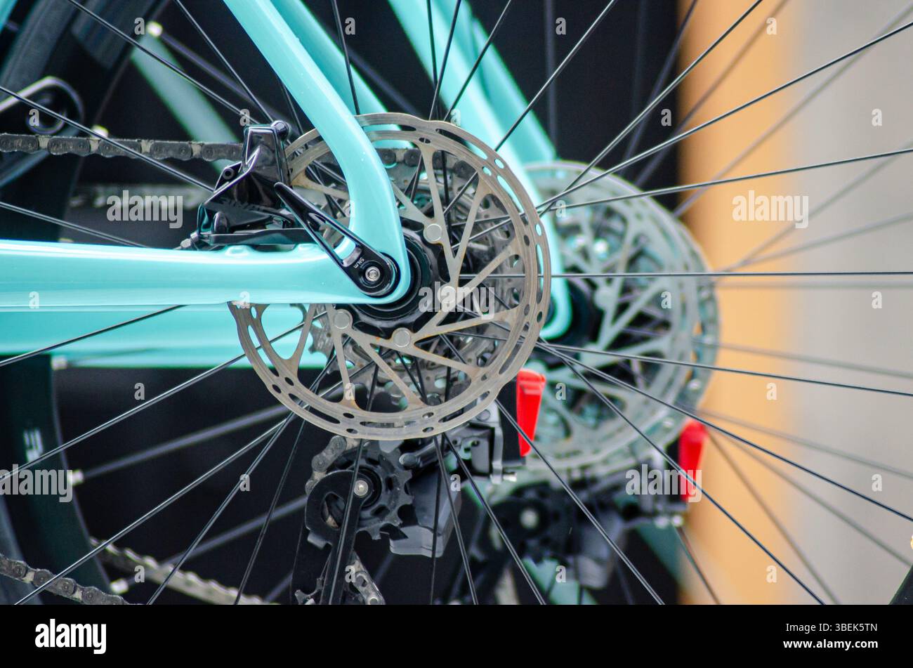 vélo de route professionnel présentant une bande de roulement lisse et des composants mécaniques Banque D'Images