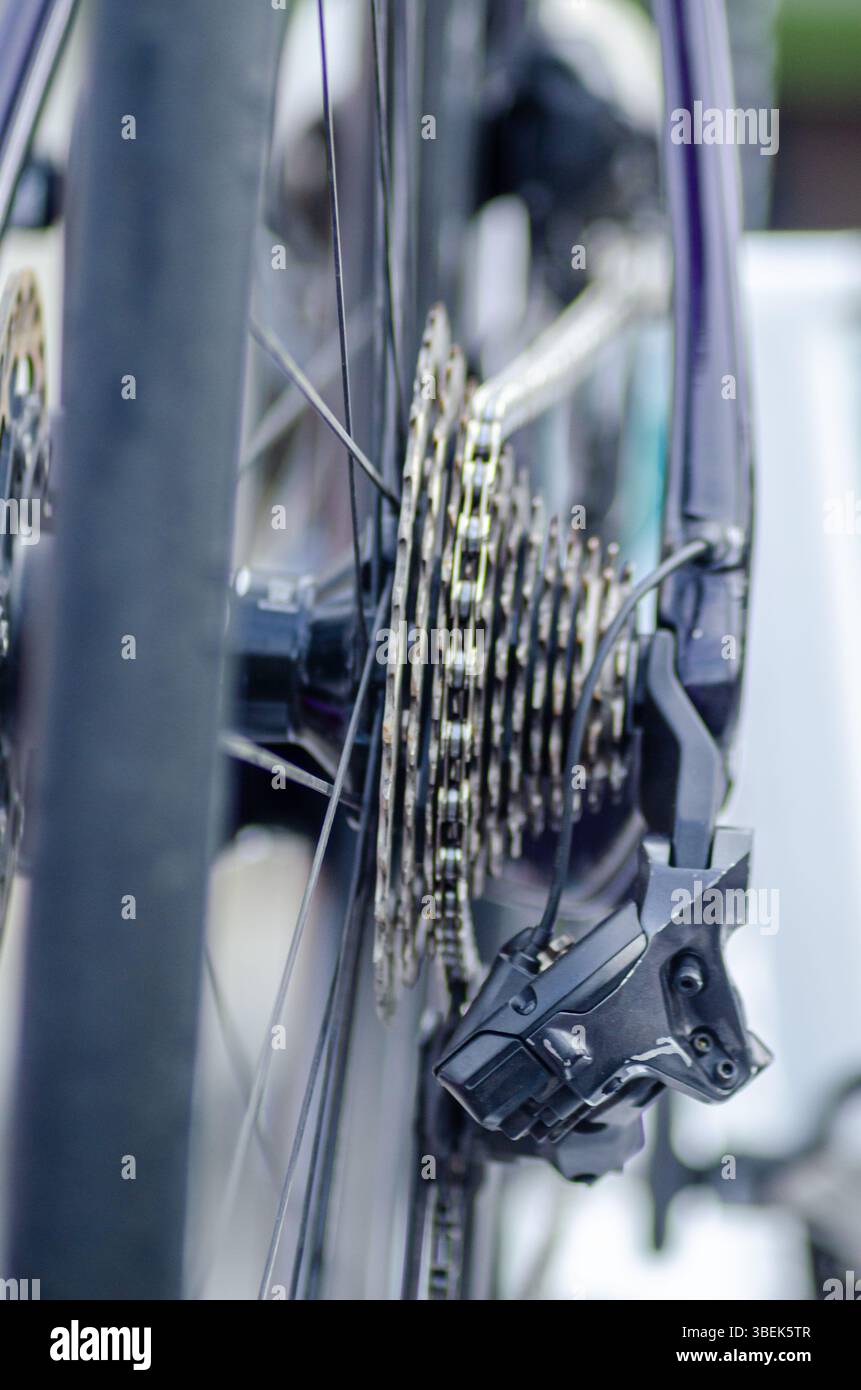 fond de cyclisme focus sur la roue de vélo, le pneu et le système d'engrenage Banque D'Images