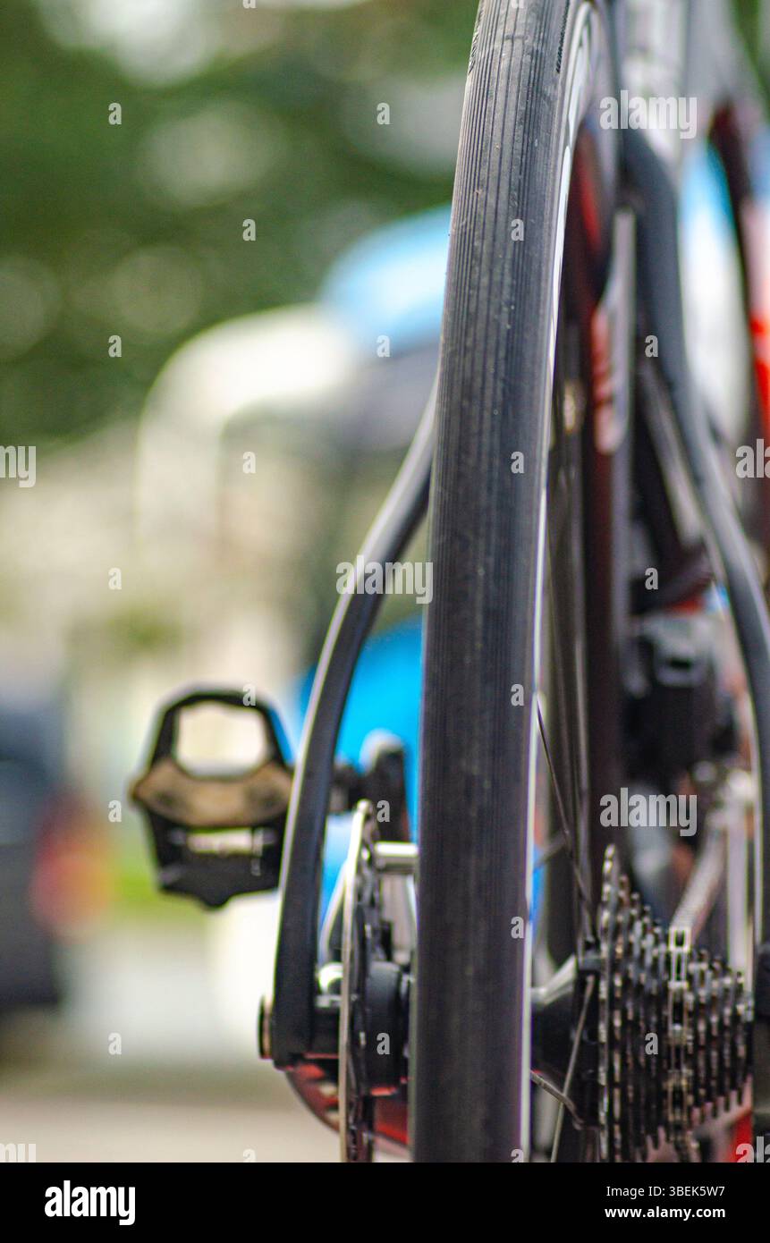 gros plan d'un pneu de vélo de route et d'engrenages de roue arrière Banque D'Images