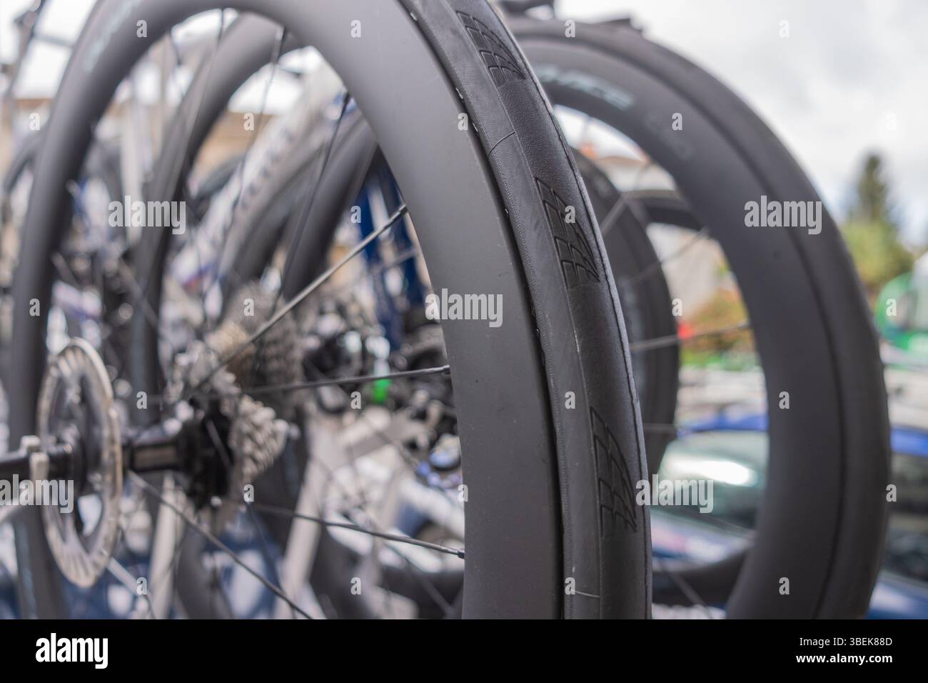 prêt pour le trajet : gros plan d'un pneu de vélo et mécanisme de chaîne Banque D'Images