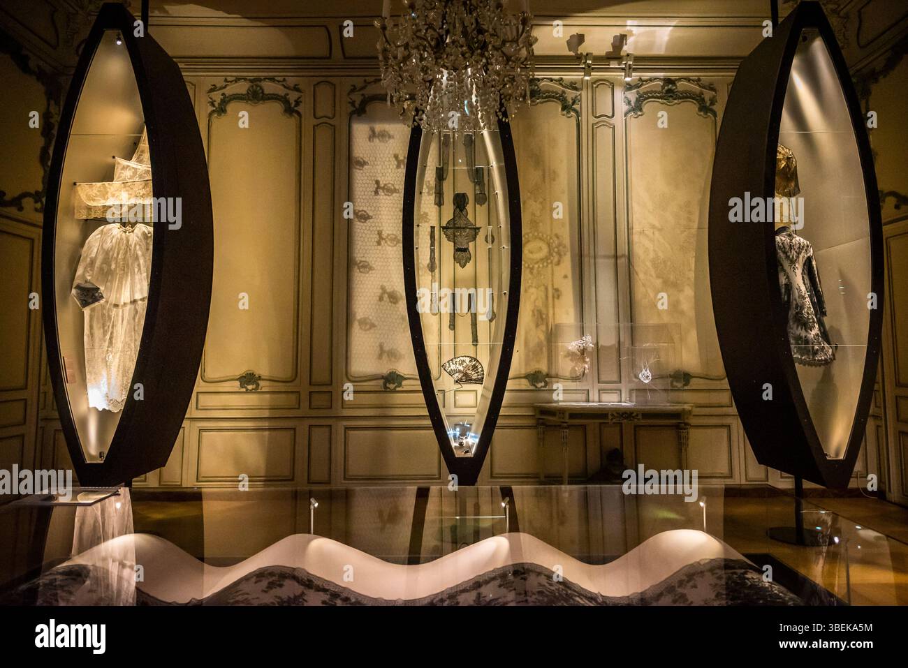 Collections de dentelle exposées dans le roo de dessin lambrissé du milieu du XVIIIe siècle, Musée d'art et d'histoire Baron Gérard, Bayeux, situé à l'intérieur du F. Banque D'Images