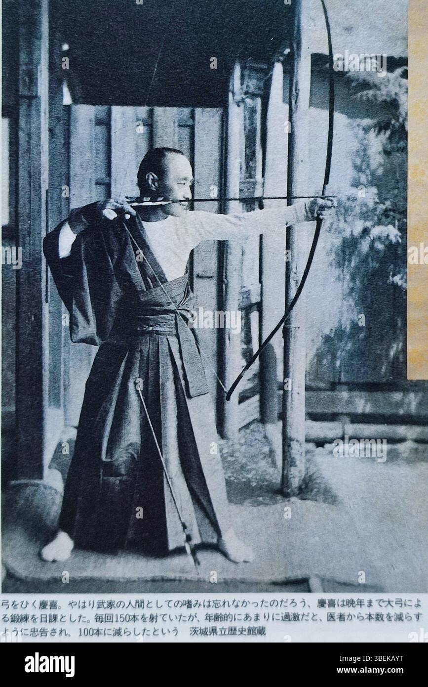 Tokugawa Yoshinobu, le dernier shogun du Japon, est représenté pratiquant le Kyudo, une discipline japonaise de tir à l'arc. Son intérêt pour cette forme d'art s'est poursuivi jusqu'à la fin de ses années, marquant un dévouement personnel à la tradition et à l'habileté. Banque D'Images