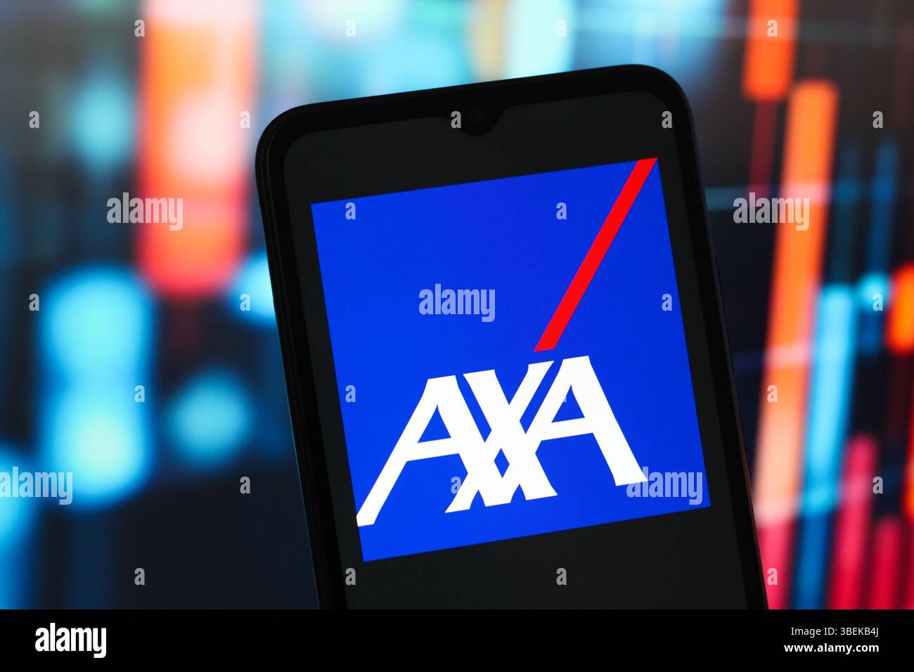 Sur cette illustration photo, le logo AXA est affiché sur l'écran d'un smartphone. Banque D'Images