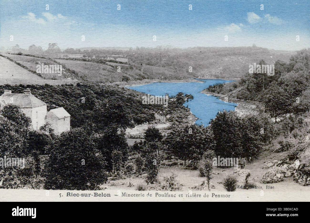 Cette carte postale colorisée du début du XXe siècle montre la *minoterie de Poulfanq* (moulin à farine) à Riec-sur-Bélon, ainsi que la *anse de Penmor* (baie de Penmor) à proximité. Il offre un aperçu de la vie industrielle et côtière de Riec au début des années 1900 Banque D'Images Cette carte postale colorisée du début du XXe siècle montre la *minoterie de Poulfanq* (moulin à farine) à Riec-sur-Bélon, ainsi que la *anse de Penmor* (baie de Penmor) à proximité. Il offre un aperçu de la vie industrielle et côtière de Riec au début des années 1900 Banque D'Images