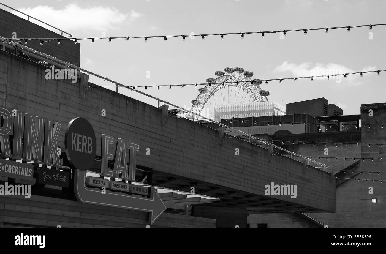 Architecture brutaliste du Southbank Centre avec London Eye en arrière-plan, photographie en noir et blanc Banque D'Images