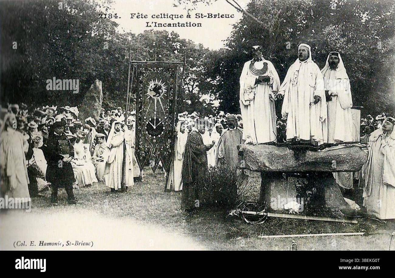 Cette carte postale datant d'environ 1930 montre un festival celtique à Saint-Brieuc, peint par Émile Hamonic (1861-1943). Hamonic était connu pour ses représentations de la culture et des festivals bretons. Banque D'Images