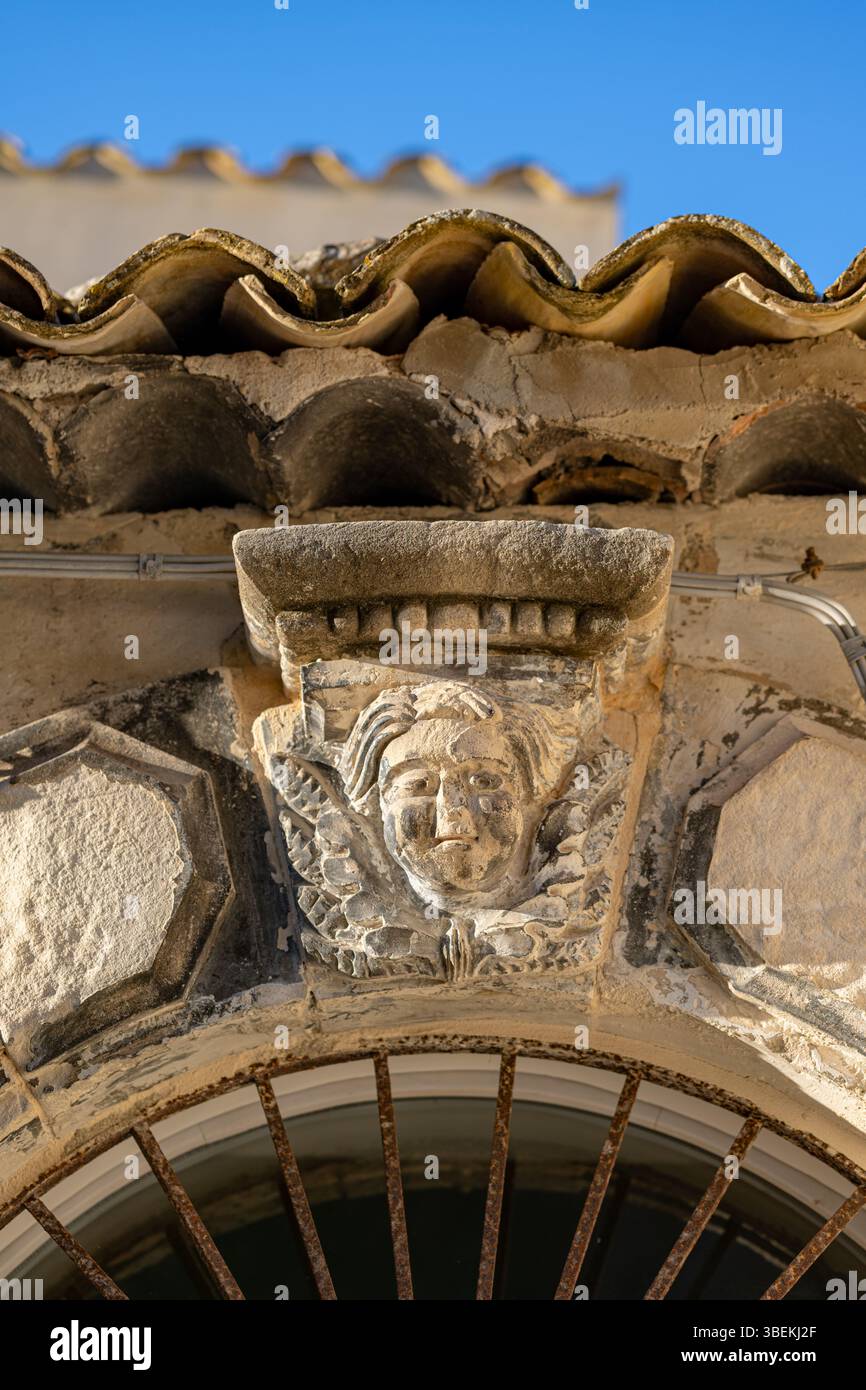 Vue rapprochée de la tête d'un ange sur un petit bâtiment situé à Scicli, Sicile, Italie. Pris sur une journée ensoleillée d'hiver sans personne Banque D'Images