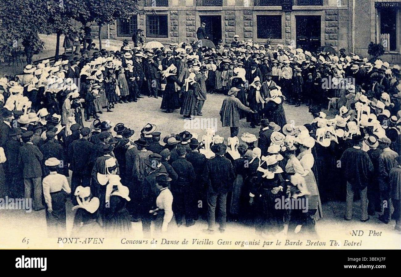 Cette photo de 1920 environ capture un événement à Pont-Aven, où a eu lieu un concours de danse pour personnes âgées, organisé par le barde Théodore Botrel. L'image a été produite par ND Phot et montre la culture traditionnelle de la danse bretonne. Banque D'Images