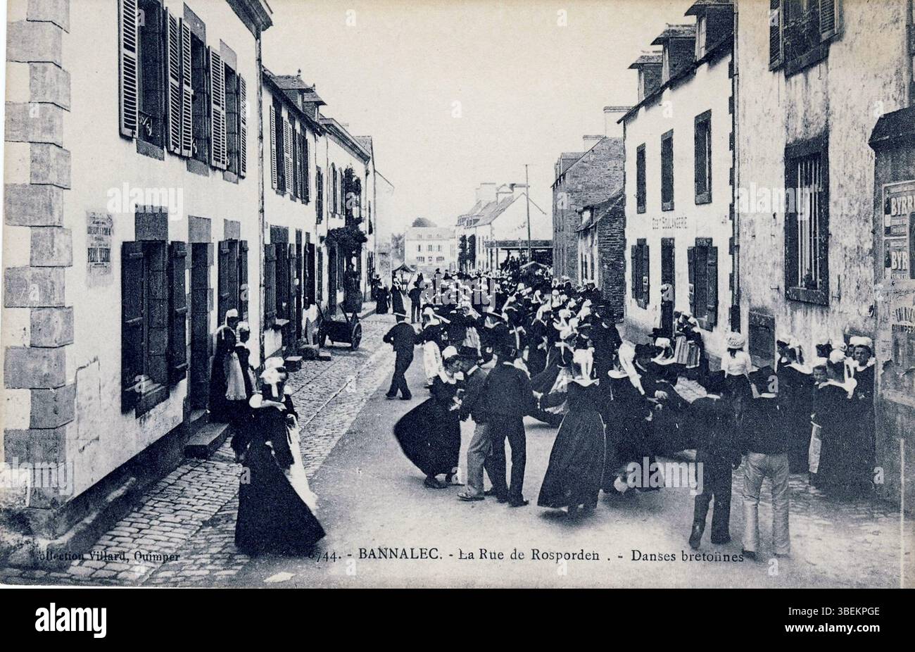 Photographie de Joseph-Marie Villard datant de 1920 environ montrant des danses bretonnes à Bannalec rue de Rosporden, représentant des célébrations culturelles traditionnelles. Banque D'Images